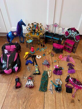 Big Monster High lot, Rares Clothes, furnitures, Horse, Car, accessories !!
